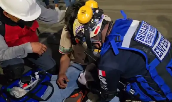 Marcha contra Boluarte y Congreso: manifestante herido en la cabeza y brazos es auxiliado por brigadistas