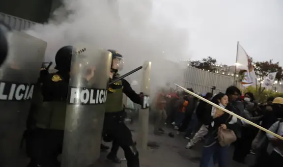 Policía se enfrenta a manifestantes de la marcha contra Boluarte y Congreso entre Jirón de la Unión y Ocoña
