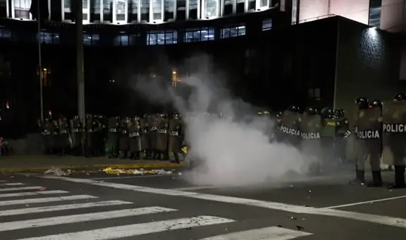 Marcha de la Generación Z: PNP empieza a lanzar las primeras bombas lacrimógenas contra manifestantes en la av. Abancay