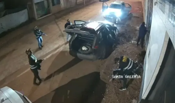 Falsos policías armados intentan asaltar casa de jóvenes en Juliaca: cámaras captaron el crimen