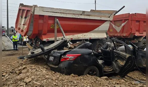 Tragedia en la Panamericana Norte: chofer muere luego de que su auto sea aplastado por volquete en Puente Piedra