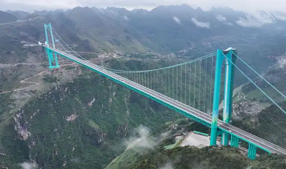 China inaugura el puente más alto del mundo sobre el Gran Cañón de Huajiang: tardó 3 años en construirse