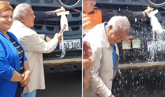 Cesar Acuña rompe botella en entrega de camiones, pero champán le empapó la cara y redes ironizan: “¿Así se inaugura ahora?”