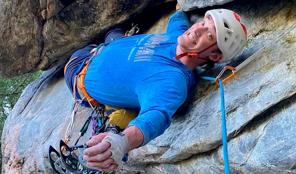 Joven influencer y escalador de EE.UU. muere durante transmisión en TikTok tras caer desde lo alto de una montaña