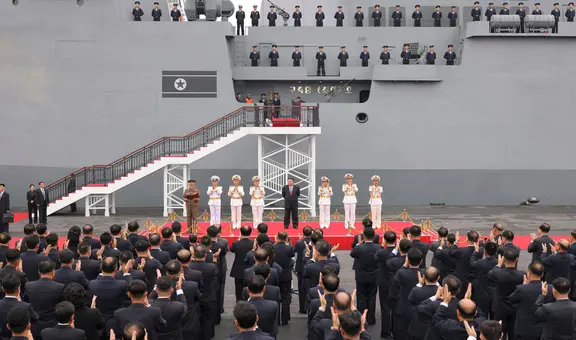 Kim Jong-un presenta un buque de guerra y asegura que está listo para castigar provocaciones del enemigo