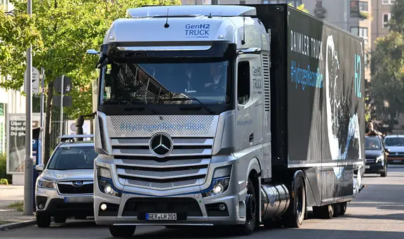 Donald Trump anuncia arancel de 25% a camiones importados por EEUU a partir de noviembre