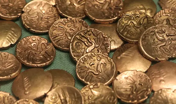 Arqueólogos descubren en Europa un valioso tesoro con joyas y monedas detalladas de oro ocultas durante 2.500 años