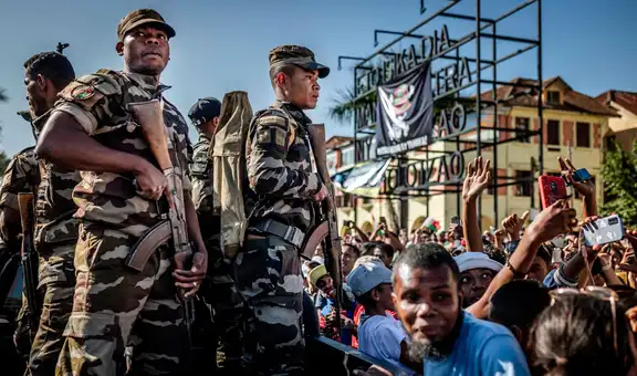 EE. UU. pide una solución pacífica tras la toma del poder por militares en Madagascar