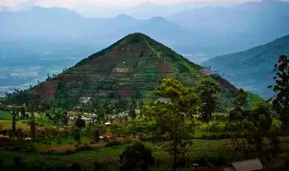 La pirámide más antigua de la Tierra no estaría ni en Egipto ni en Perú, tendría lava en su interior y más de 25.000 años