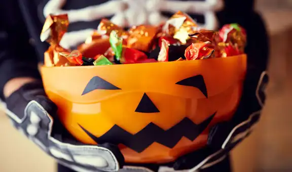 ¿Por qué en Halloween los niños piden caramelos y dulces en las casas?