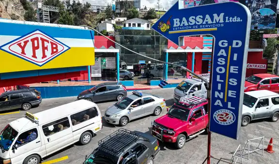 Bolivia autoriza importación privada de combustibles por 3 meses para enfrentar la escasez nacional