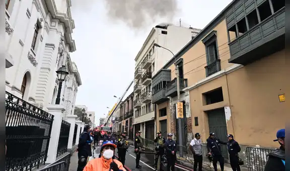 Fuerte incendio en Centro de Lima consume almacén cerca al Congreso de la República: cuatro bomberos afectados por siniestro código 3