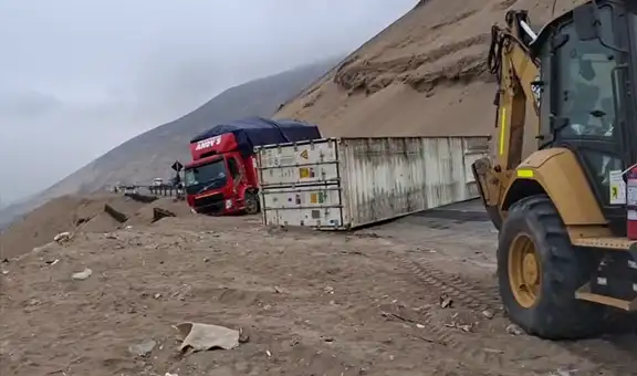 Tráiler se vuelca en Serpetín de Pasamayo y queda al borde del abismo: accidente causa gran congestión vehicular