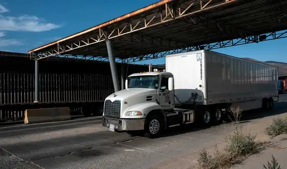 EE.UU. impone aranceles a camiones y autobuses, pero Canadá y México tienen exenciones parciales