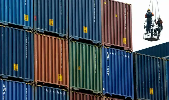 Filipinas mantiene bloqueados en el mar 23 contenedores con zinc radiactivo por disputa con una empresa