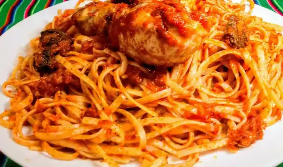 Menú del día: aprende a preparar tallarines rojos con pollo de la forma más fácil y en casa