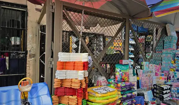 Campaña navideña en Mesa Redonda: ambulantes impiden paso peatonal y usan rejas de la Municipalidad de Lima para colgar sus productos