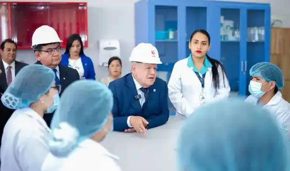 Dr. César Acuña inaugura laboratorio de neurodidáctica y anuncia nuevo edificio para Chimbote