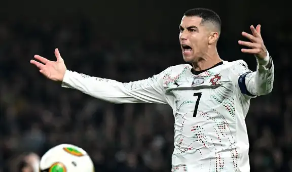 Cristiano Ronaldo fue expulsado por meter un codazo y Portugal cayó 2-0 ante Irlanda por lo que aún no asegura su pase al Mundial.