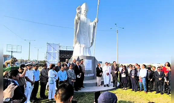 Develan monumental estatua del papa León XIV en Chiclayo: ceremonia congregó a miles de fieles