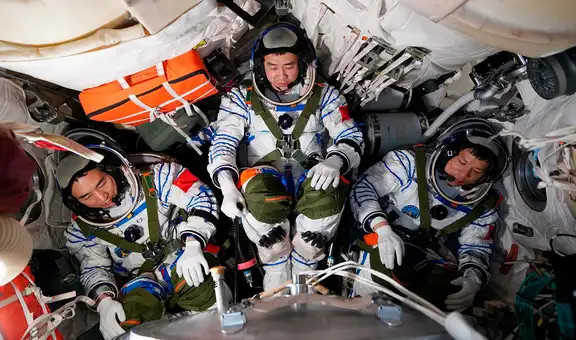 Astronautas chinos varados volvieron a la Tierra, pero usaron la nave de los rescatistas y los dejan atrapados en el espacio