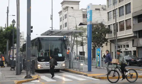 Metropolitano presenta retrasos de hasta 30 minutos por tráiler varado en Plaza 2 de Mayo, alerta ATU: usuarios reportan largas colas
