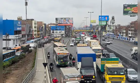 Intenso tráfico en Panamericana Norte: buses varados desde óvalo Tomás Valle con sentido hacia el sur