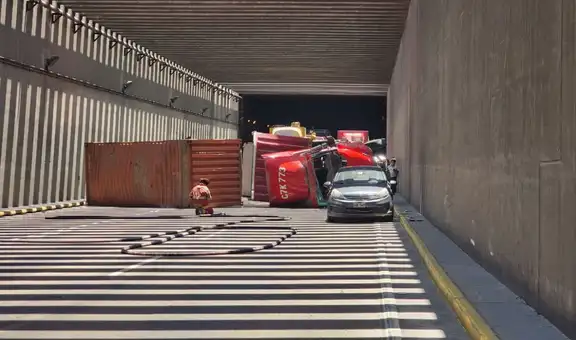 Tráiler se vuelca dentro del túnel de la avenida Néstor Gambetta y deja un herido: tránsito restringido en la zona