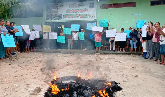 Padres se encadenan en colegio por infraestructura colapsada e inundada en Iquitos: menores no asistirán a clases