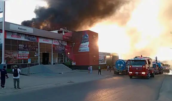 Incendio consume tienda de autos Autonort en Piura tras presunto atentado