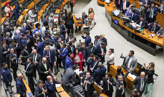 Diputados en Brasil aprueban proyecto de ley para reducir pena de Bolsonaro, expresidente condenado por golpismo