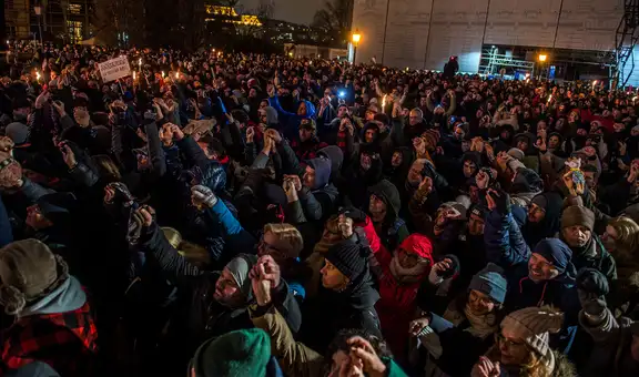 Multitudinaria protesta en Budapest exige la renuncia del primer ministro de Hungría por escándalo de abusos infantiles