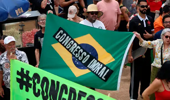 Miles de personas salen a protestar en Brasil contra la rebaja de condena a Jair Bolsonaro