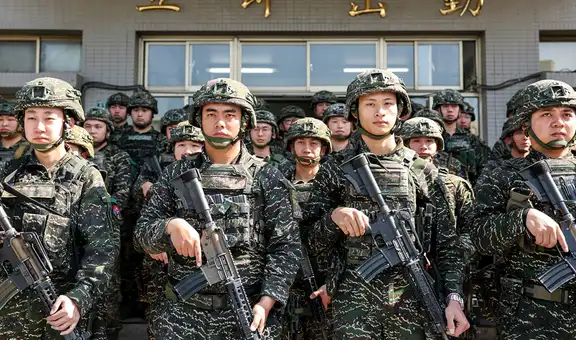 Taiwán refuerza su defensa militar y advierte que puede responder de inmediato a un ataque de China
