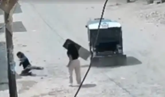 Ladrón quiso robar un celular y terminó cayendo de su mototaxi en pleno asalto en Trujillo