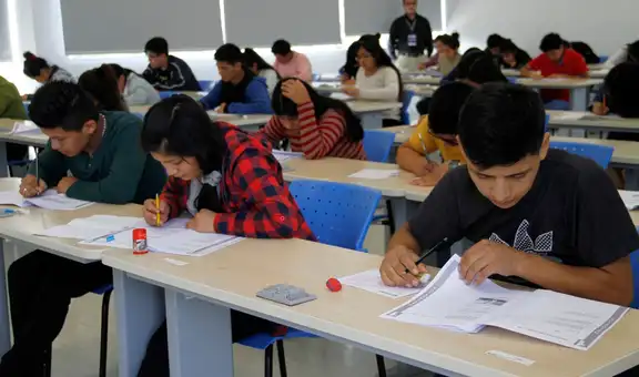 MEF y Minedu eluden citación del Congreso por crisis financiera de becas y aplazan lista de preseleccionados de Beca 18