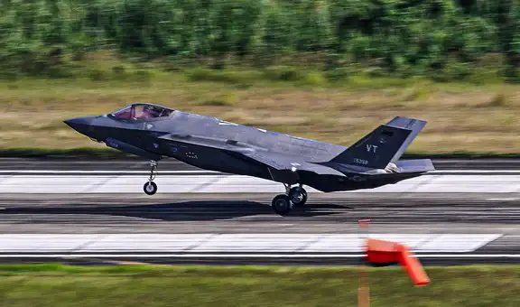 Estados Unidos realiza maniobras con aviones militares en Puerto Rico durante tensión con el régimen de Maduro