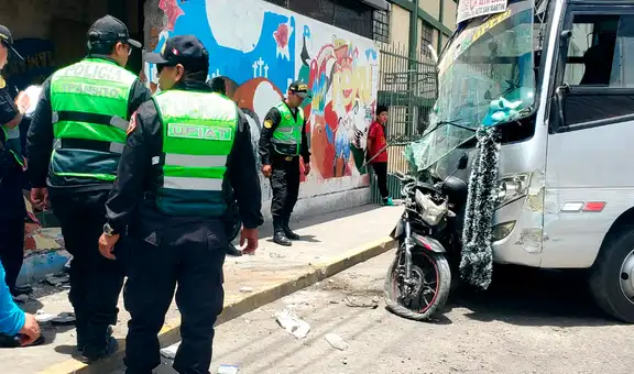 Conductor de combi choca contra pared de colegio, en medio del impacto un docente falleció
