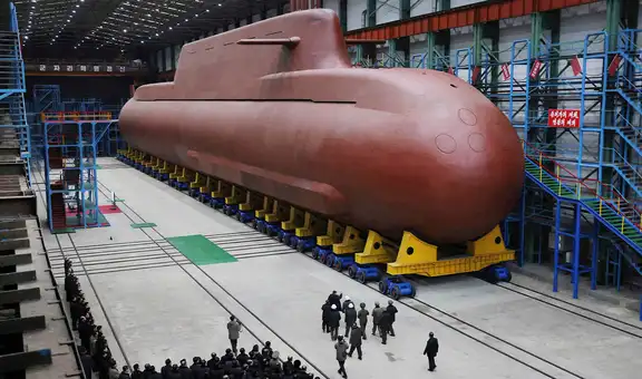 Corea del Norte muestra su primer submarino de propulsión nuclear casi completo: Kim Jong-un acelera su programa militar