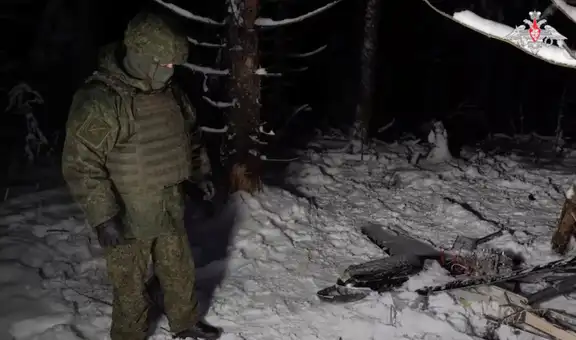 Rusia muestra los restos de un dron como prueba del supuesto ataque de Ucrania contra la residencia de Putin