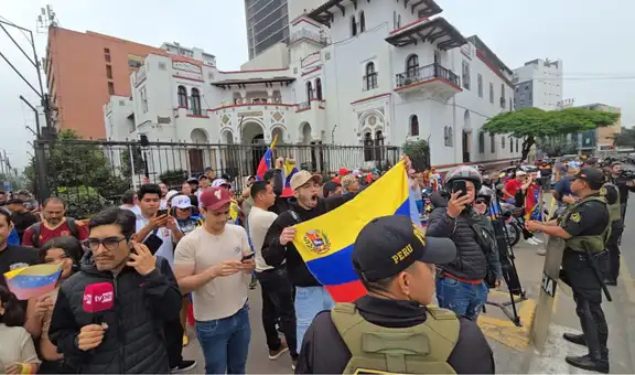 Venezolanos se congregan en su embajada en Perú tras anuncio de captura de Nicolás Maduro
