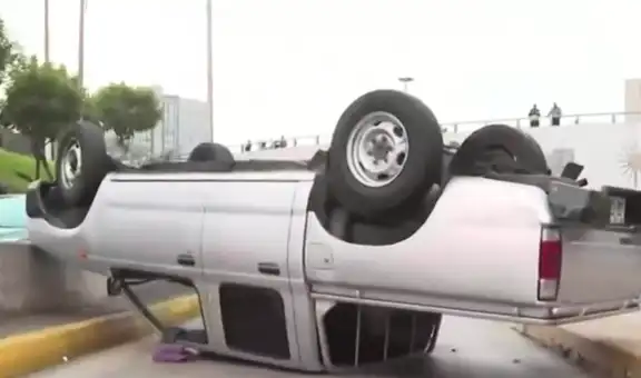 Camioneta del Congreso se vuelca en carril exclusivo del Metropolitano en la Vía Expresa en hora punta