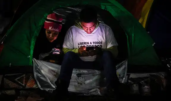 Familiares de presos políticos en Venezuela acampan fuera de las prisiones a la espera de próximas excarcelaciones