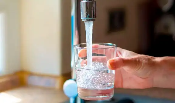 Científicos revelan el método práctico y casero para eliminar los microplásticos del agua potable