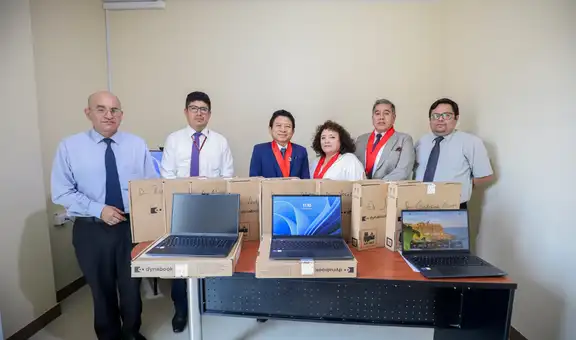 Presidente de la corte de Sullana entrega laptops como parte de la implementación del eje penal