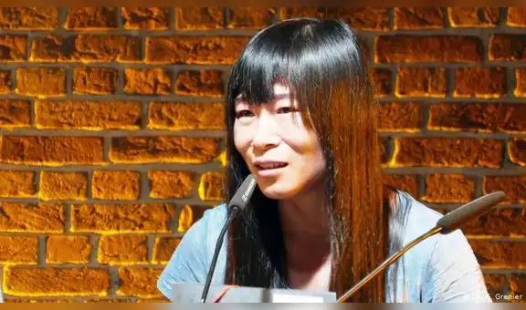 "El rugido de la máquina", antología de Zheng Xiaoqiong, poeta obrera de China