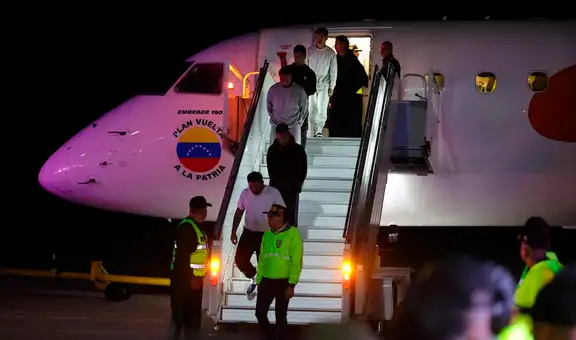 Más de 200 migrantes venezolanos deportados desde EE.UU. llegan a Caracas: es el primer vuelo desde la caída de Maduro