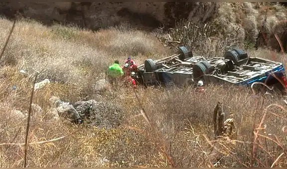 Continúan labores de rescate tras volcadura de bus que transportaba a trabajadores mineros en Arequipa