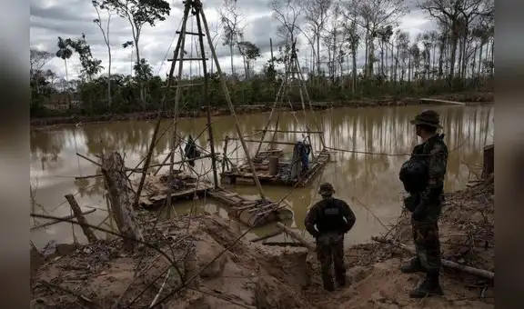 Dragas para extraer oro ilegal aumentaron de 140 en 2021 a 1.613 en 2025