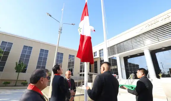Se inició ceremonia de izamiento del Pabellón Nacional y de la bandera de Sullana en la sede principal de la corte “Enrique Mendoza Ramírez”